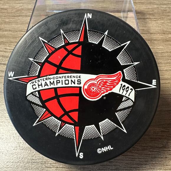 1997 WESTERN CONFERENCE CHAMPIONS DETROIT RED WINGS VINTAGE NHL PUCK - Picture 4 of 8